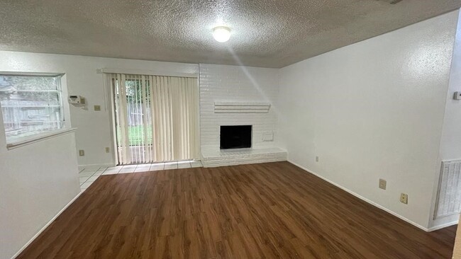 Photo - 7431 La Pl Dr