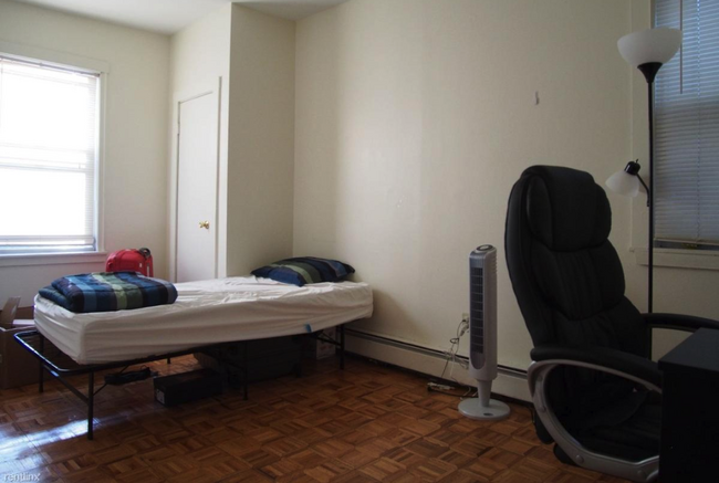 Building Photo - 1576 Tremont St Unit 2 Rental