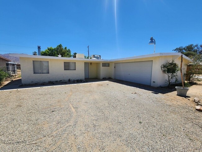Building Photo - 3 bedroom 1.5 bath home!!!