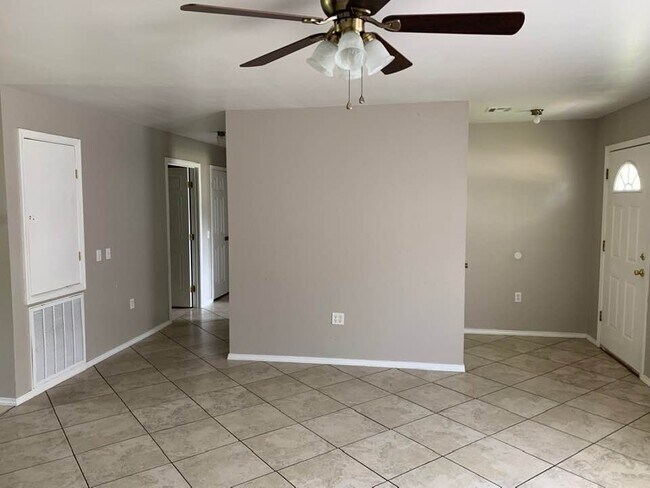 Photo - Cute 3 bedroom 1 bath house. Handicap acce...