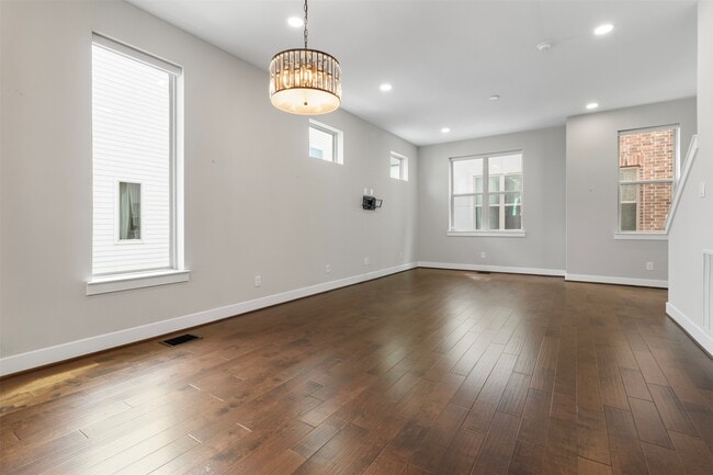 Photo - 719 Schwartz St