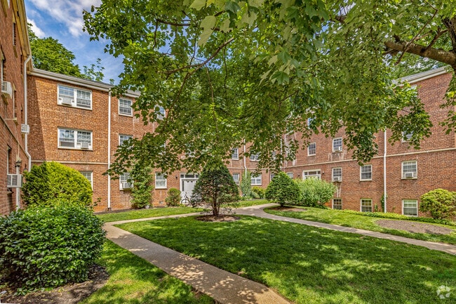Patio del edificio - Village Manor