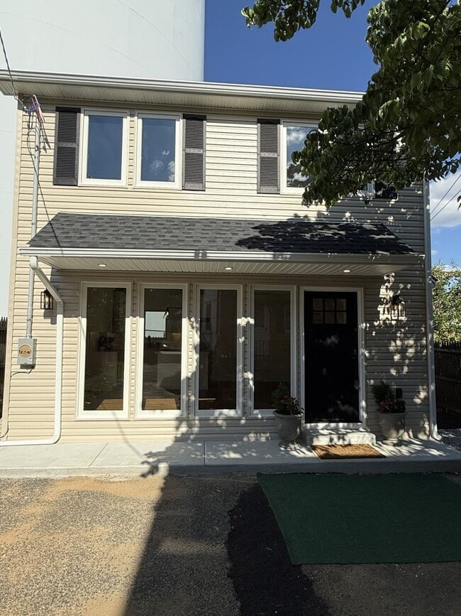 Building Photo - 631 N Monroe St Unit 3rd Rear