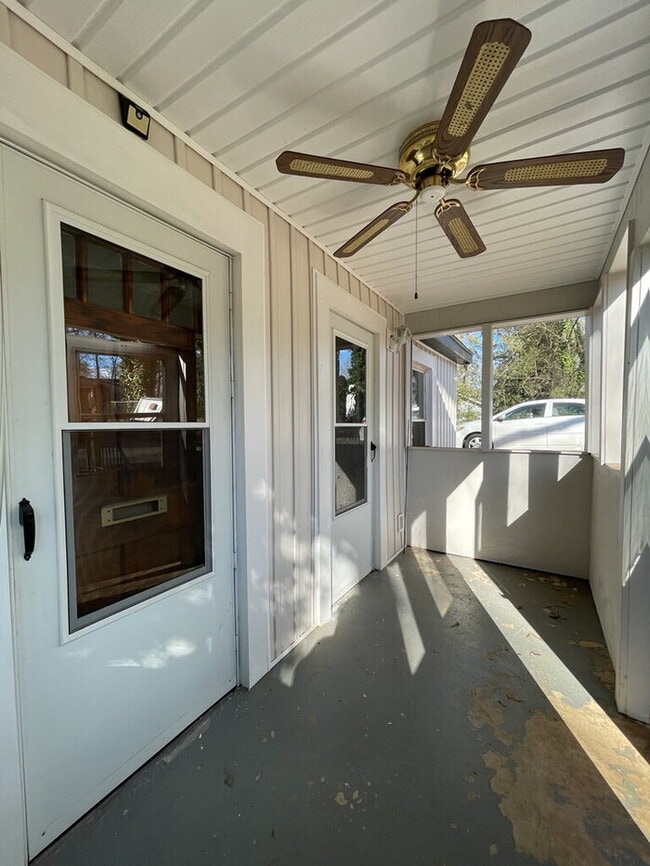 Photo - 419 Douglas St