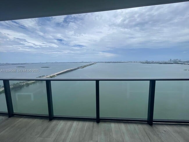 Building Photo - 3131 NE 7th Ave Unit 3802