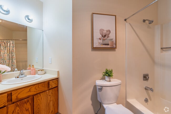 1BR, 1BA - 910SF - Bathroom - Delta Grove