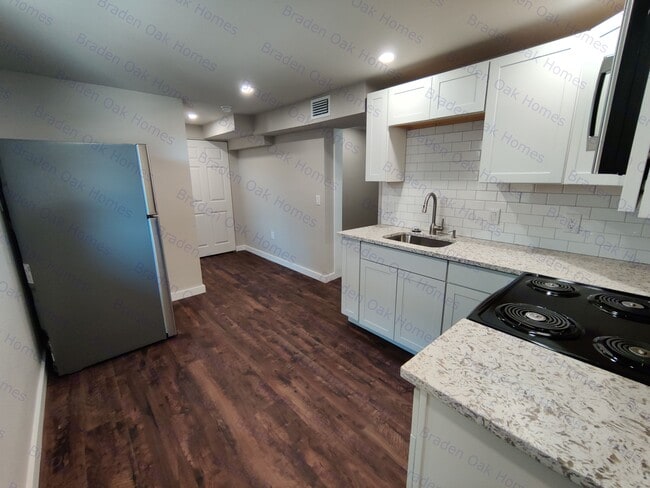 Modern Kitchen w/ stainless steel appliances, granite countertops, garbage disposal - 1814 26th St W Unit 2604