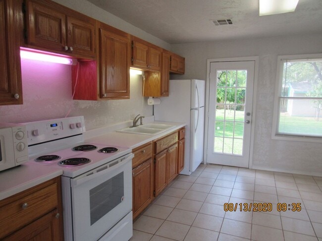Photo - Located walking distance to Cameron University and Comanche Hospital !!