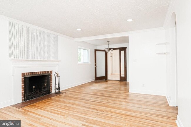 3242 Holly Hill Dr