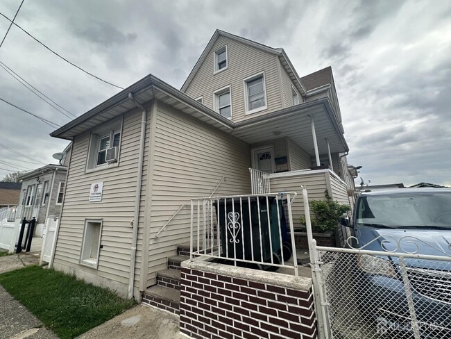 Building Photo - 618 Carlock Ave