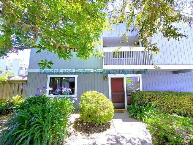 Building Photo - Spacious 3 bed/2.5 bath End Unit Townhome ...
