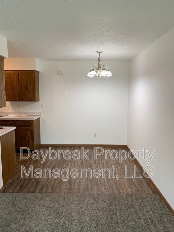 Photo - 3024-9 1/2 9 1/2 St N