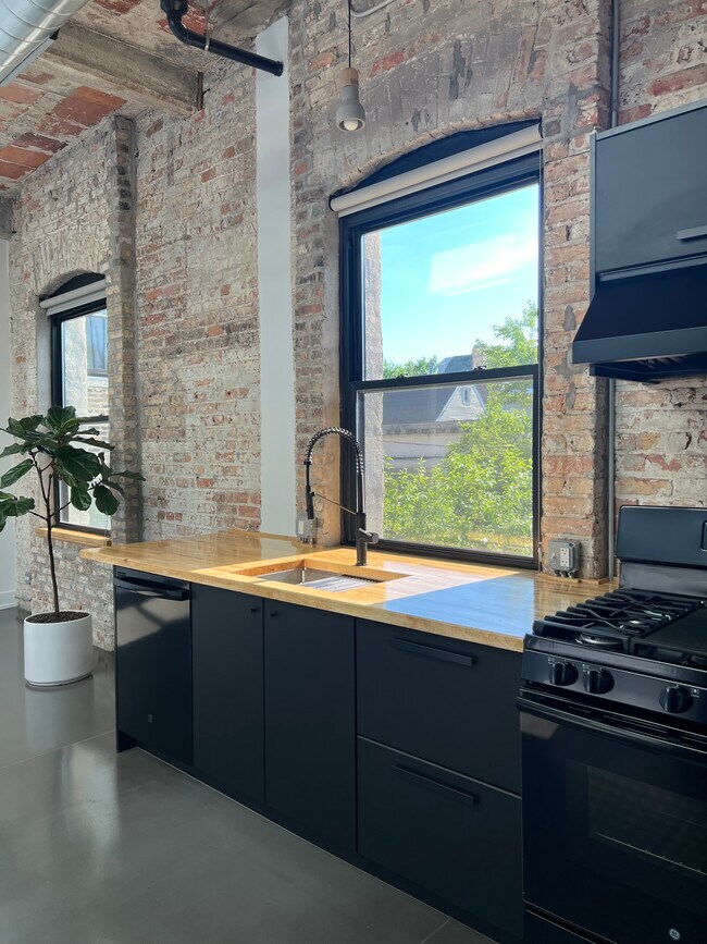 Photo - 1702 W 19th St Unit 4