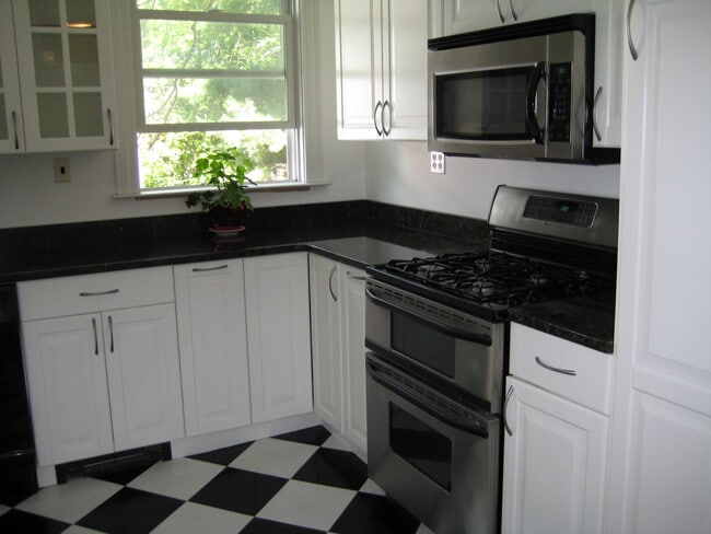 Building Photo - 71 Putnam Ave Unit #2 Rental