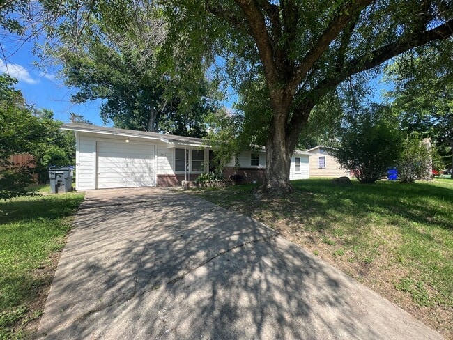 Building Photo - Single-Family Home For Lease