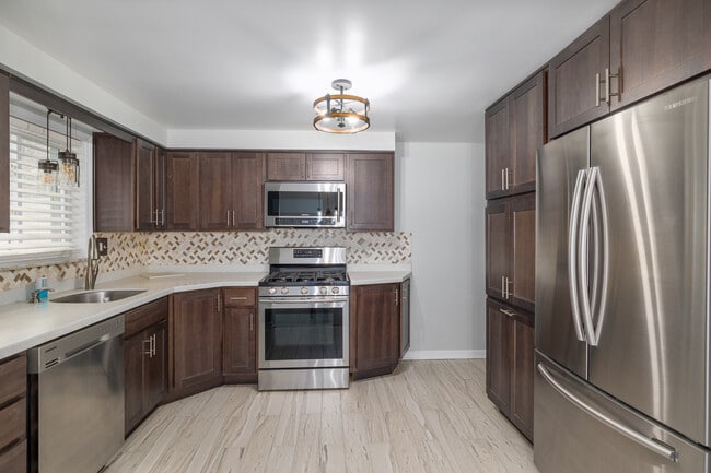 kitchen - 108 Preston Dr Townhome