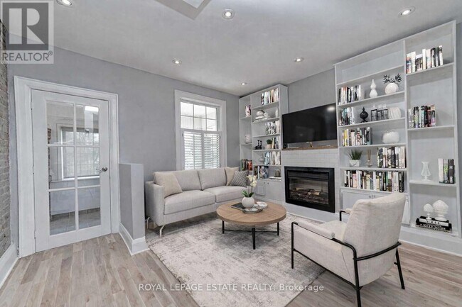 Photo - 568 Woodbine Ave