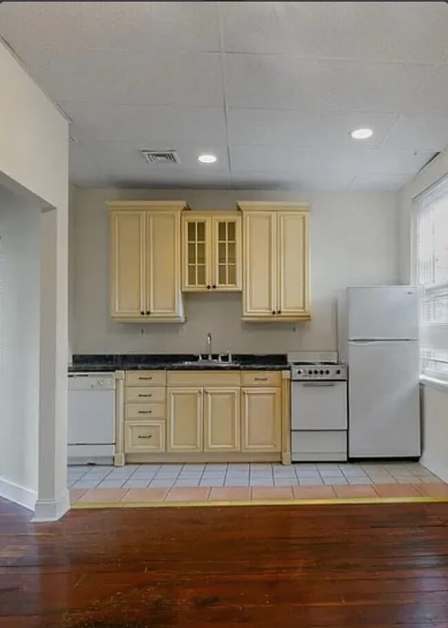 Building Photo - 450 E Girard Ave Unit 2F