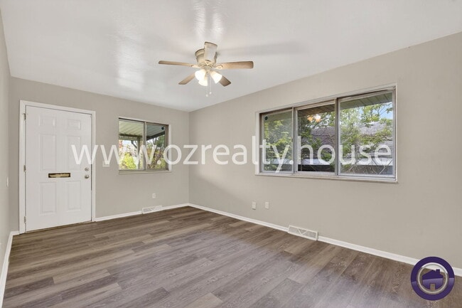 Photo - 732 Coyne Ave