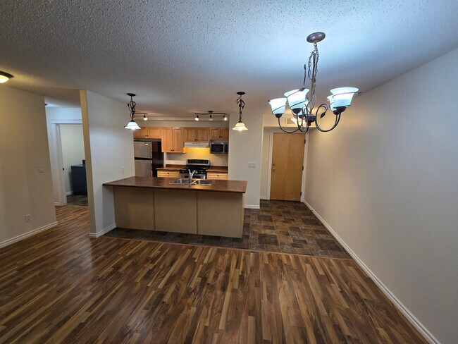Photo - 901 16 St
