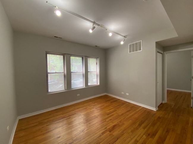 Building Photo - 2452 W Albion Ave Unit 2W Rental