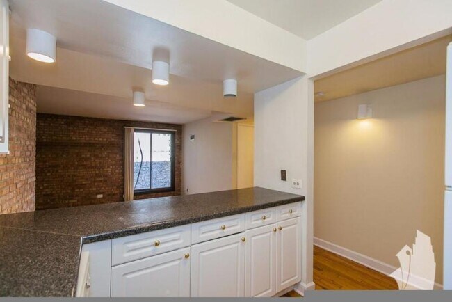 Photo - 2 bedroom in Chicago IL 60610 Unit A4