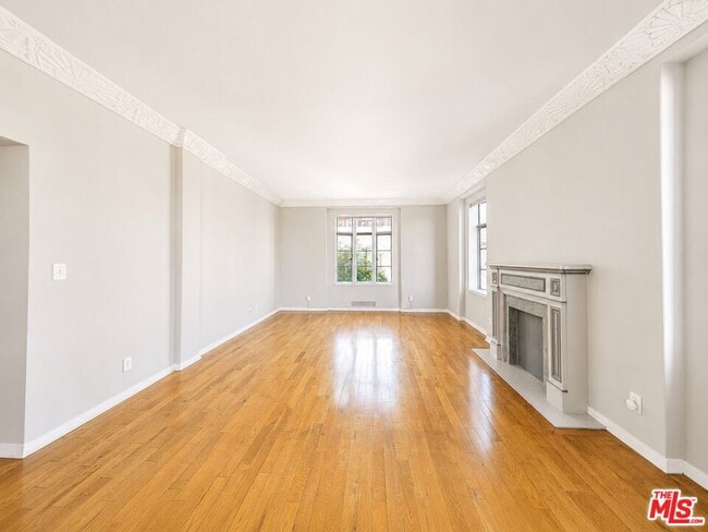 Photo - 1314 N HAYWORTH Ave Unit 303