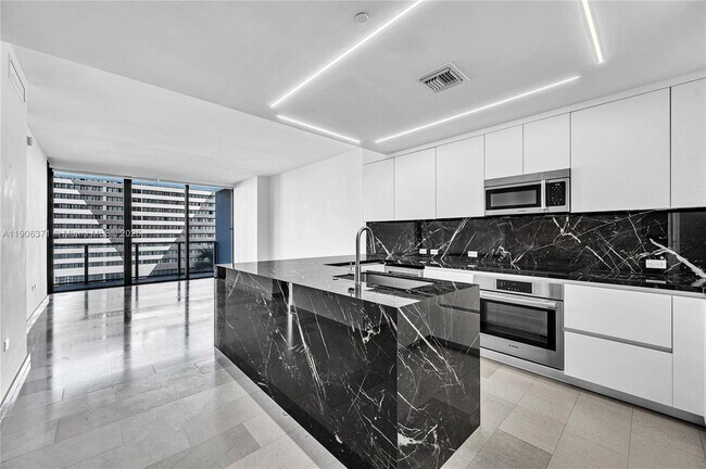 Building Photo - 88 SW 7th St Unit 806