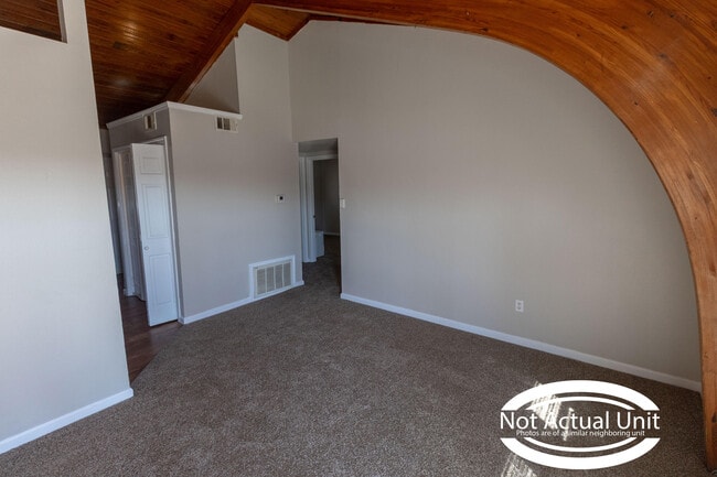 Photo - 700 W Cunningham Dr