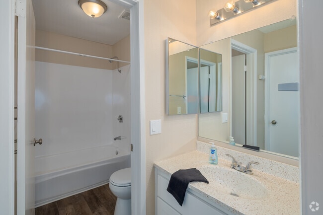 1BR, 1BA - 560SF w/ White Cabinets - Bathroom