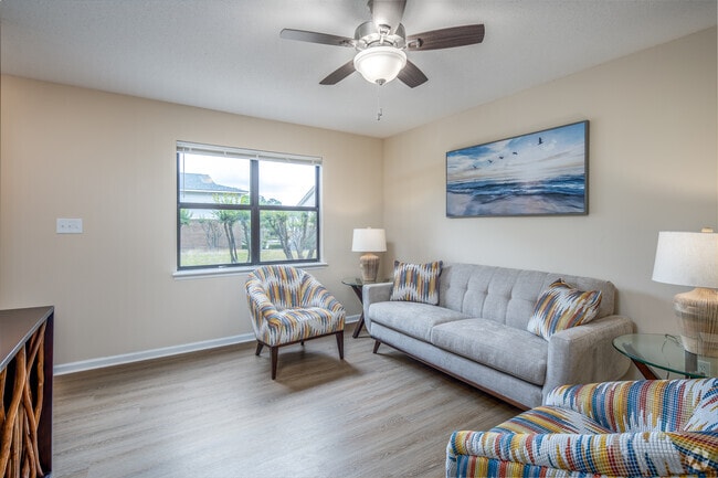 2BR, 2BA - 916SF - Living Room