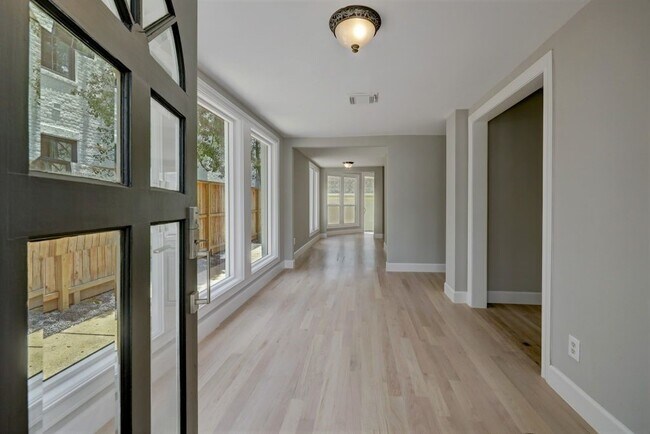 Photo - 3605 Plumb St