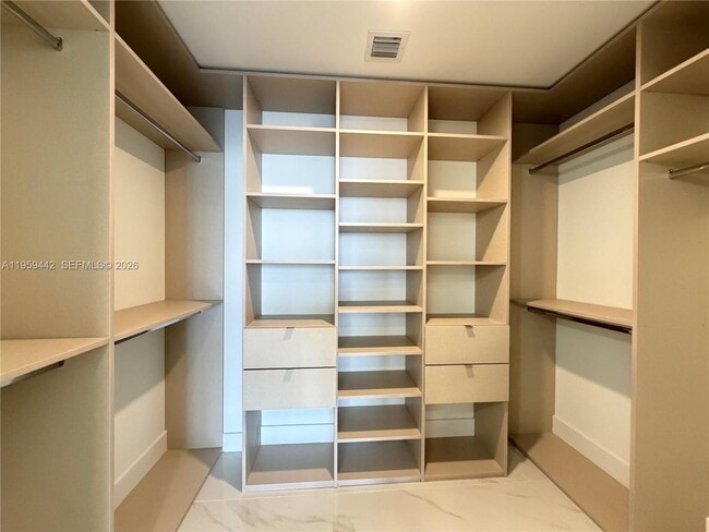 Photo - 700-724 3503