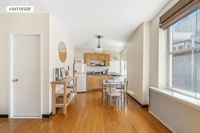 Photo - 30 E 18th St