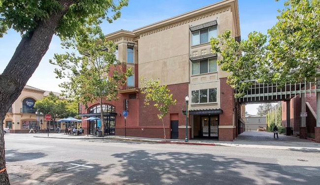 Building Photo - Live in Style & Convenience in the Heart of Downtown Campbell