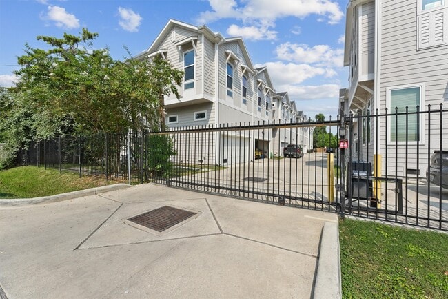 Building Photo - 5610 Patrick St Unit H Rental