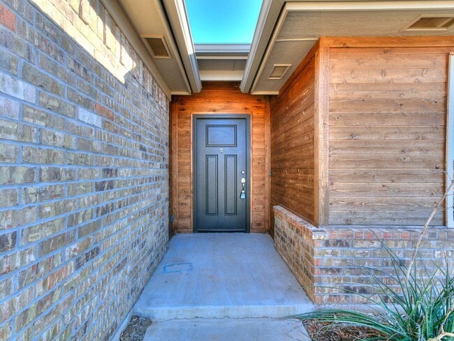 Building Photo - 3 bedroom, 2 bathroom, 2 car garage