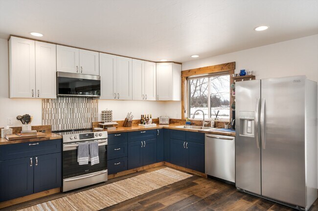 Avail October thru May.  Fully furnished w/ internet & utilities included