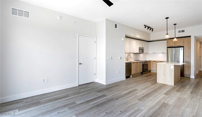 Building Photo - 22980 Vista Edera Cir Unit 1-307