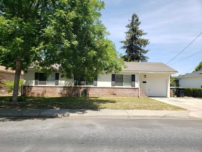 Building Photo - 705 W Roseburg Ave