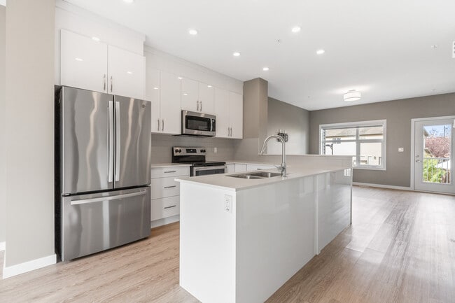 Building Photo - 1631 Hammond Cres NW Unit 15