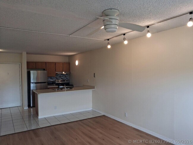 2401 Riverside Dr Unit 517