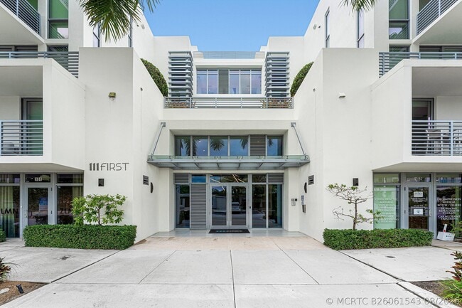 Building Photo - 111 SE 1st Ave Unit 406