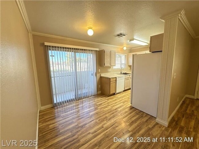 Photo - COZY 1ST FLOOR UNIT TUCKED AWAY IN THE OLD HENDERSON AREA!!