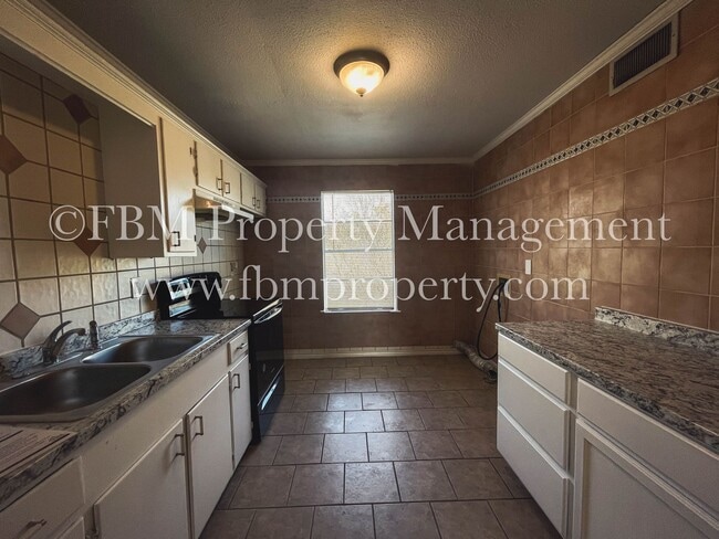 Building Photo - 2608 W Sycamore Ave Unit 7