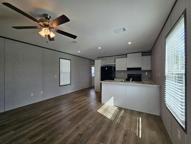 Building Photo - 557 Suwanee Dr