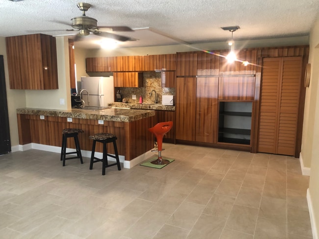 Ahora tiene un nuevo frigorífico de acero inoxidable recién añadido. - 3013 Albatross Rd Apartamentos Unidad 2