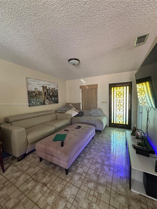 Photo - 536 E 27th St