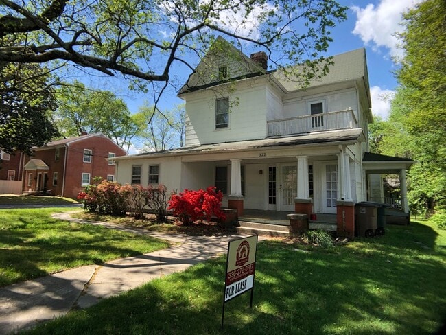 Building Photo - Great 2nd floor apt next to Greensboro College and convenient to downtown!