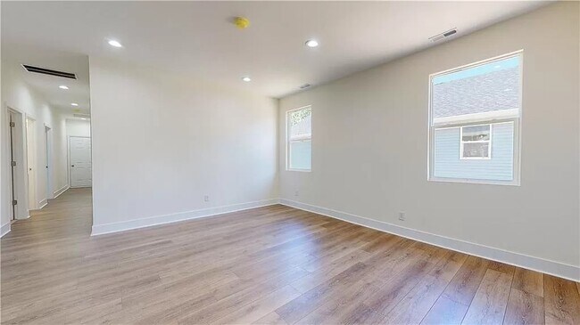 Photo - 3050 St Paul St